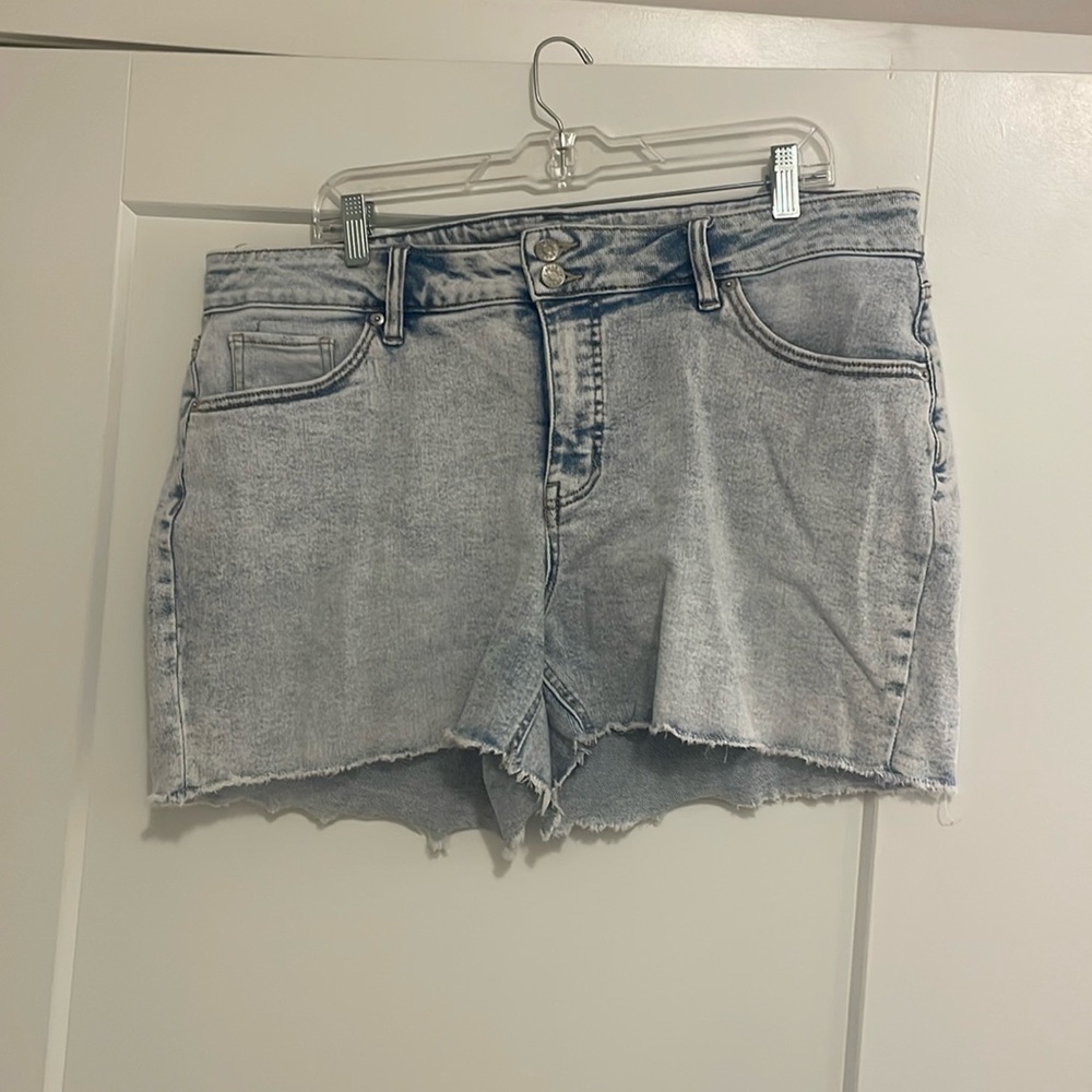 Ava & Viv light wash stretchy Jean short. Double button clasp.